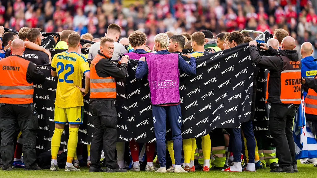 Odense-Denmark-07th-June-2026-The-players-of-Denmark-and-Ukraine-cover-for-Christian-Eriksen-who-receives-help-after-his-collapse-at-the-football-friendly-between-Denmark-and-Ukraine-at-Odense-Stadion-in-Odense