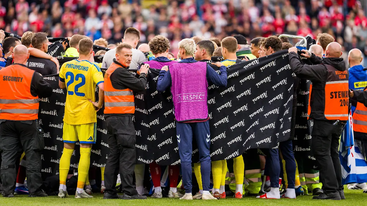 Odense-Denmark-07th-June-2026-The-players-of-Denmark-and-Ukraine-cover-for-Christian-Eriksen-who-receives-help-after-his-collapse-at-the-football-friendly-between-Denmark-and-Ukraine-at-Odense-Stadion-in-Odense