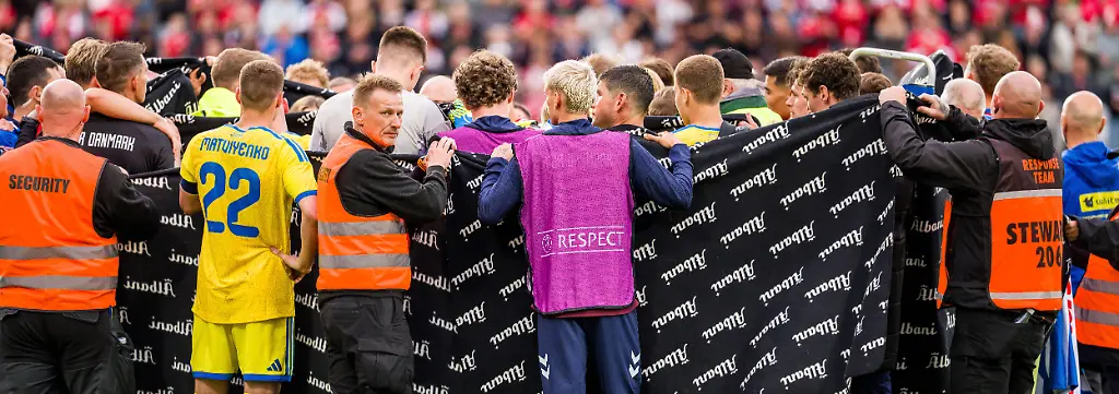 Odense-Denmark-07th-June-2026-The-players-of-Denmark-and-Ukraine-cover-for-Christian-Eriksen-who-receives-help-after-his-collapse-at-the-football-friendly-between-Denmark-and-Ukraine-at-Odense-Stadion-in-Odense