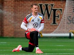 Wade der Nation: Manuel Neuer legt jetzt richtig l