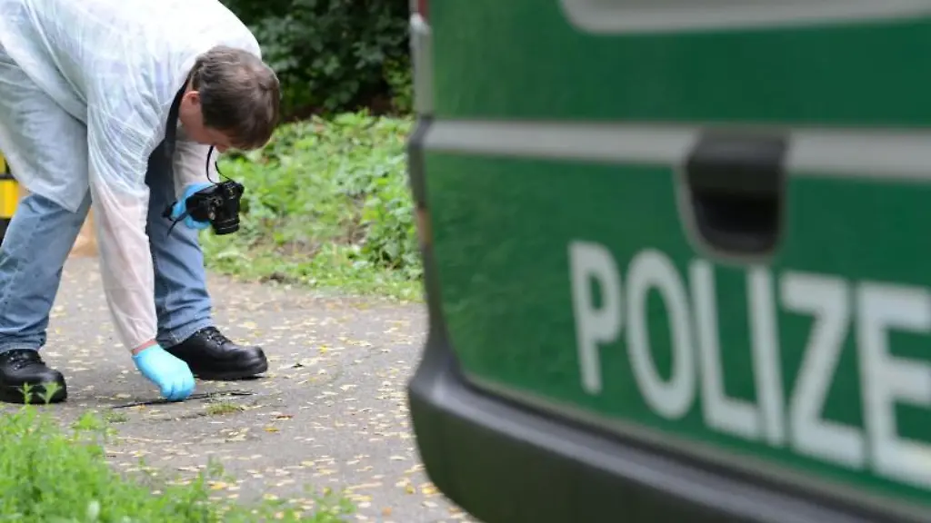 Ein-Techniker-der-KriPo-untersucht-das-Gelaende-am-Ort-an-dem-der-Junge-tot-aufgefunden-wurde