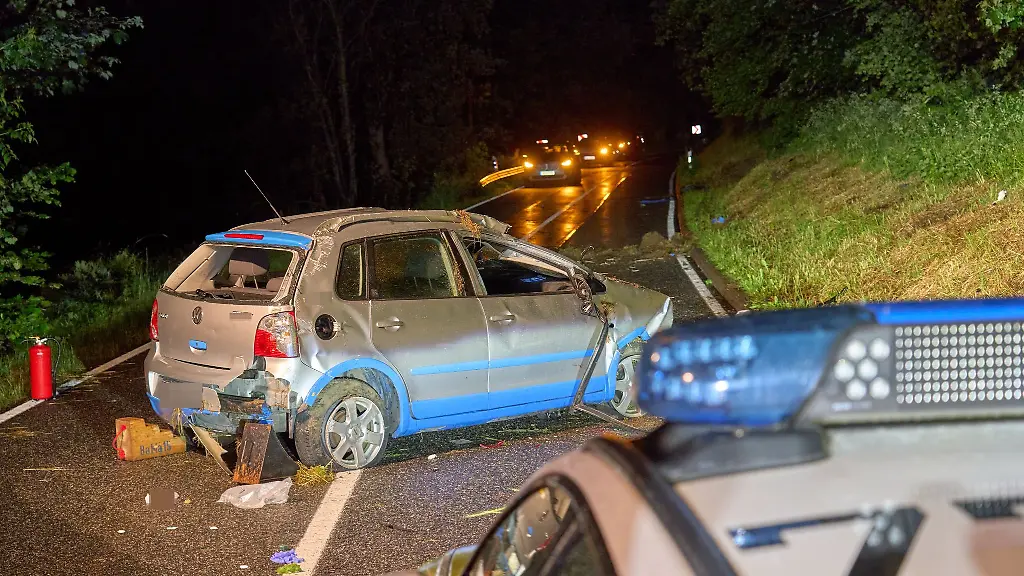 Die-52-Jahre-alte-Frau-soll-bei-dem-Unfall-aus-dem-Auto-geschleudert-worden-sein
