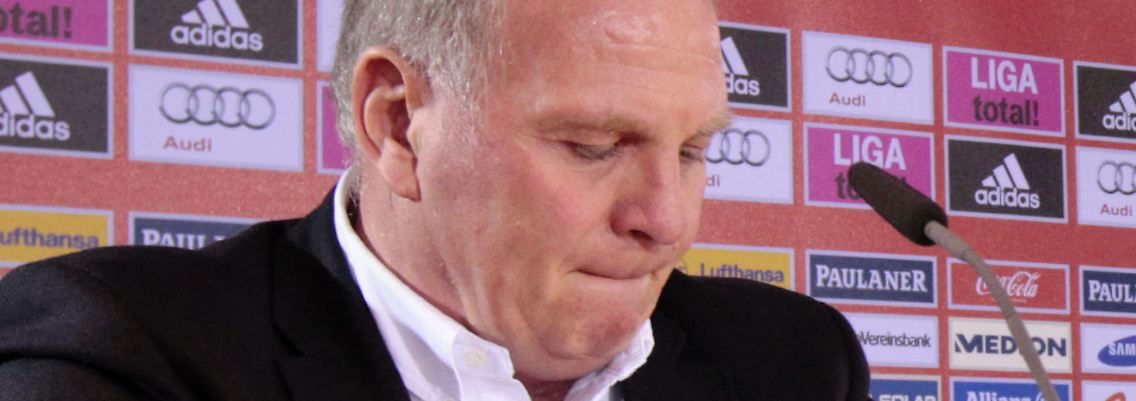 "Steht auf, wenn ihr für Hoeneß seid."
