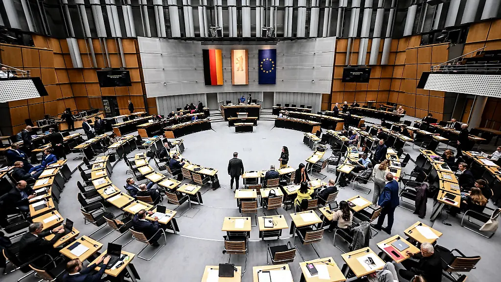 Der-Abschlussbericht-der-Enquete-Kommission-geht-an-das-Abgeordnetenhaus
