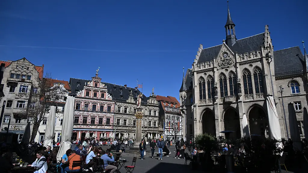 Sonniges-Fruehlingswetter-am-Fischmarkt-in-der-Erfurter-Altstadt-In-weiten-Teilen-Deutschlands-wird-in-den-naechsten-Tagen-meist-ruhiges-und-freundliches-Wetter-erwartet