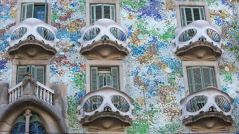 SPAIN-CATALONIA-BARCELONA-THE-FACADE-OF-CASA-BATLLO-A-MODERNIST-BUILDING-DESIGNED-BY-THE-CATALAN-ARCHITECT-ANTONI-GAUDI-BETWEEN-1904-AND-1906-LOCATED-ON-PASSEIG-DE-GRACIA-IT-WAS-BUILT-FOR-JOSEP-BATLLO-I-CASANOVAS-A-TEXTILE-INDUSTRIALIST-Photo-by-Stephane-Frances-Only-World-ABACAPRESS