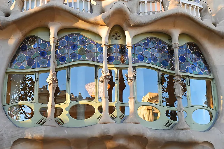 SPAIN-CATALONIA-BARCELONA-FRONT-OF-CASA-BATLLO-A-MODERNIST-BUILDING-DESIGNED-BY-CATALAN-ARCHITECT-ANTONI-GAUDI-FROM-1904-TO-1906-FOR-JOSEP-BATLLO-I-CASANOVAS-A-TEXTILE-MANUFACTURER-Photo-by-Antoine-Lorgnier-Only-World-ABACAPRESS