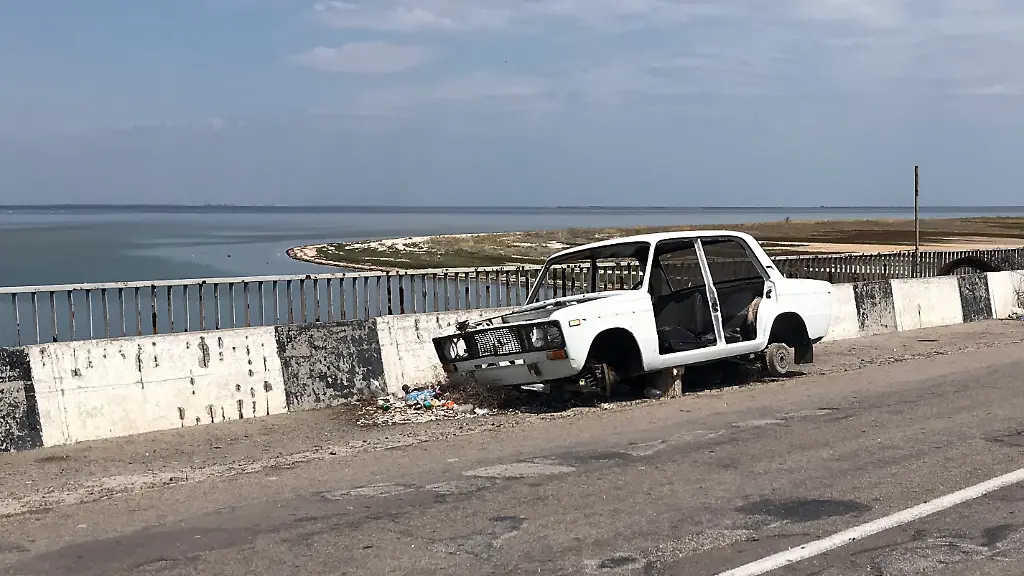 Ein-Autowrack-steht-auf-der-Bruecke-von-Tschonhar-Dort-war-von-2014-bis-2022-der-Grenzuebergang-von-der-Ukraine-auf-die-von-Russland-annektierte-Halbinsel-Krim