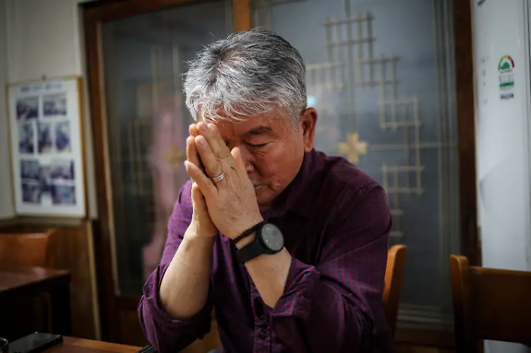 Park-Gyeong-je-65-a-migratory-beekeeper-rests-at-a-restaurant-during-a-trip-to-inspect-black-locust-blooming-conditions-at-a-second-migratory-beekeeping-location-after-the-first-honey-harvest-in-Okcheon-South-Korea-May-9-2026-City-people-don-t-notice-seasons-but-farmers-feel-them-directly-Now-it-feels-like-only-summer-and-winter-remain-Park-told-Reuters-as-he-tended-to-his-hives-He-started-with-just-eight-back-in-1979-and-now-has-about-110-Together-they-house-roughly-8-8-million-bees-Now-because-of-climate-change-it-is-very-hard-for-beekeeping-farmers-to-survive-Park-said-REUTERS-Kim-Hong-Ji-SEARCH-HONG-JI-SOUTH-KOREA-BEES-FOR-THIS-STORY-SEARCH-WIDER-IMAGE-FOR-ALL-STORIES
