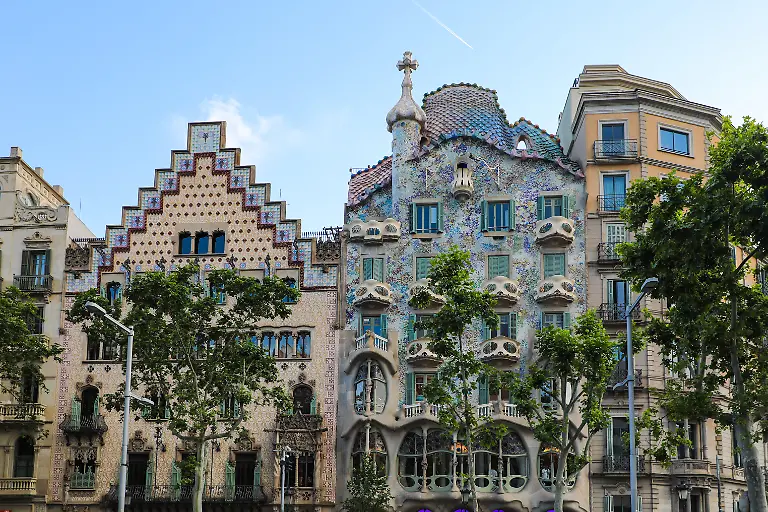 Undulating-facade-inspired-by-a-dragon-from-Casa-Batllo-renovated-by-Antoni-Gaudi-i-Cornet-between-1904-and-1906-in-Barcelona-in-Spain-on-May-24-of-2025-Facade-ondulante-inspiree-d-un-dragon-de-la-Casa-Batllo-renovee-par-Antoni-Gaudi-i-Cornet-entre-1904-et-1906-a-Barcelone-en-Espagne-le-24-mai-2025