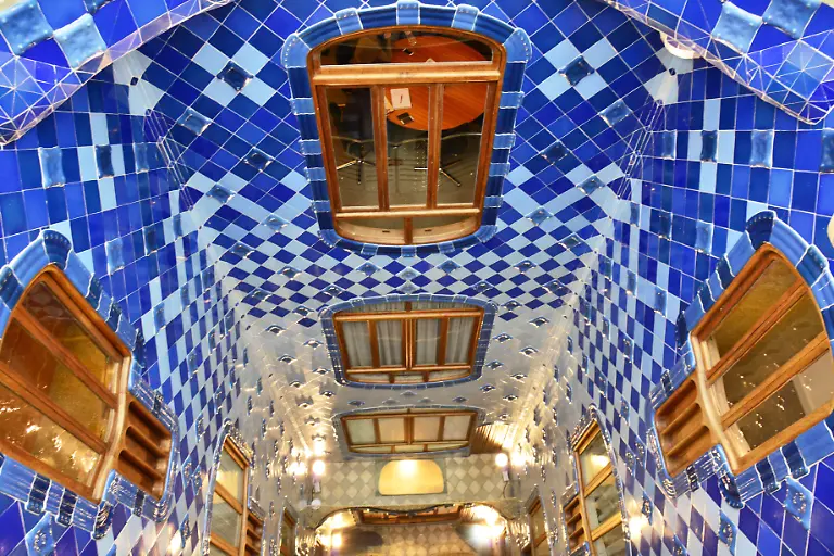 SPAIN-CATALONIA-BARCELONA-VIEW-OF-THE-CASA-BATLLO-A-MODERNIST-BUILDING-DESIGNED-BY-SPANISH-ARCHITECT-ANTONI-GAUDI-FROM-1904-TO-1906-LOCATED-AT-PASSEIG-DE-GRACIA-IT-WAS-BUILT-FOR-JOSEP-BATLLO-I-CASANOVAS-A-TEXTILE-MANUFACTURER-Photo-by-Antoine-Lorgnier-Only-World-ABACAPRESS
