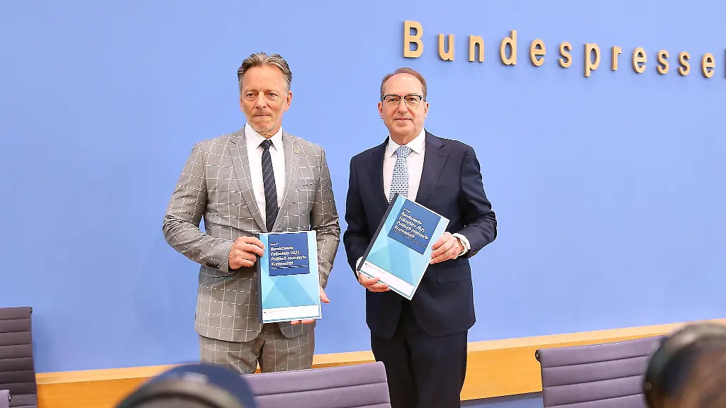 Berlin-Deutschland-Bundespressekonferenz-Vorstellung-Statistik-politisch-motivierte-Kriminalitaet-PKM-Holger-Muench-Praesident-des-Bundeskriminalamtes-BKA-und-Bundesminister-des-Innern-Alexander-Dobrindt-CSU
