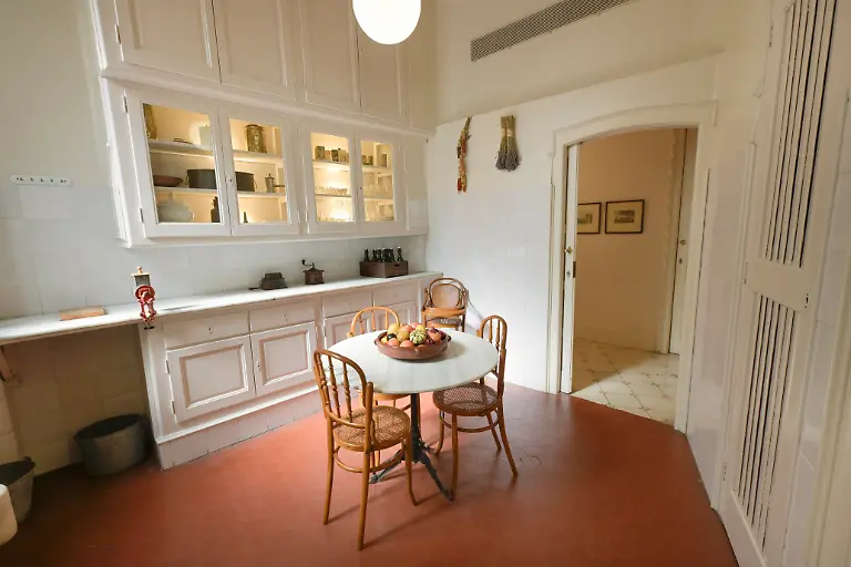 Kueche-buergerliche-Wohnung-La-Pedrera-Casa-Mila-von-Antoni-Gaudi-Barcelona-Katalonien-Spanien-Europa