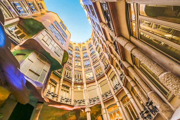 Innenhof-La-Pedrera-Casa-Mila-Barcelona-Katalonien-Spanien-Europa