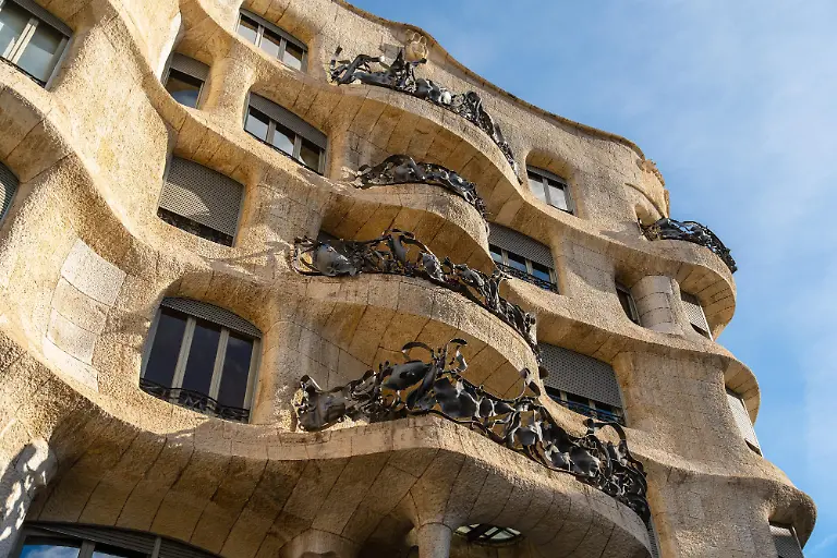 Casa-Mila-Wohn-und-Geschaeftshaus-nach-Entwuerfen-des-Architekten-Antoni-Gaudi-in-Barcelona-Spanien-Europa