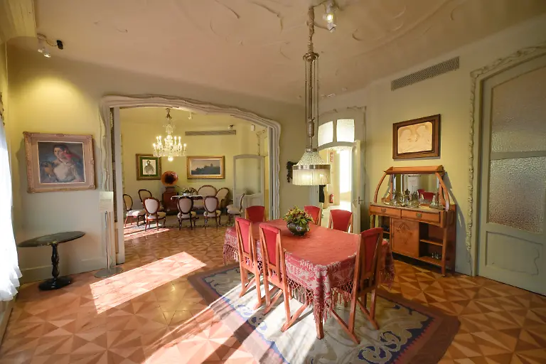 Wohnzimmer-buergerliche-Wohnung-La-Pedrera-Casa-Mila-von-Antoni-Gaudi-Barcelona-Katalonien-Spanien-Europa