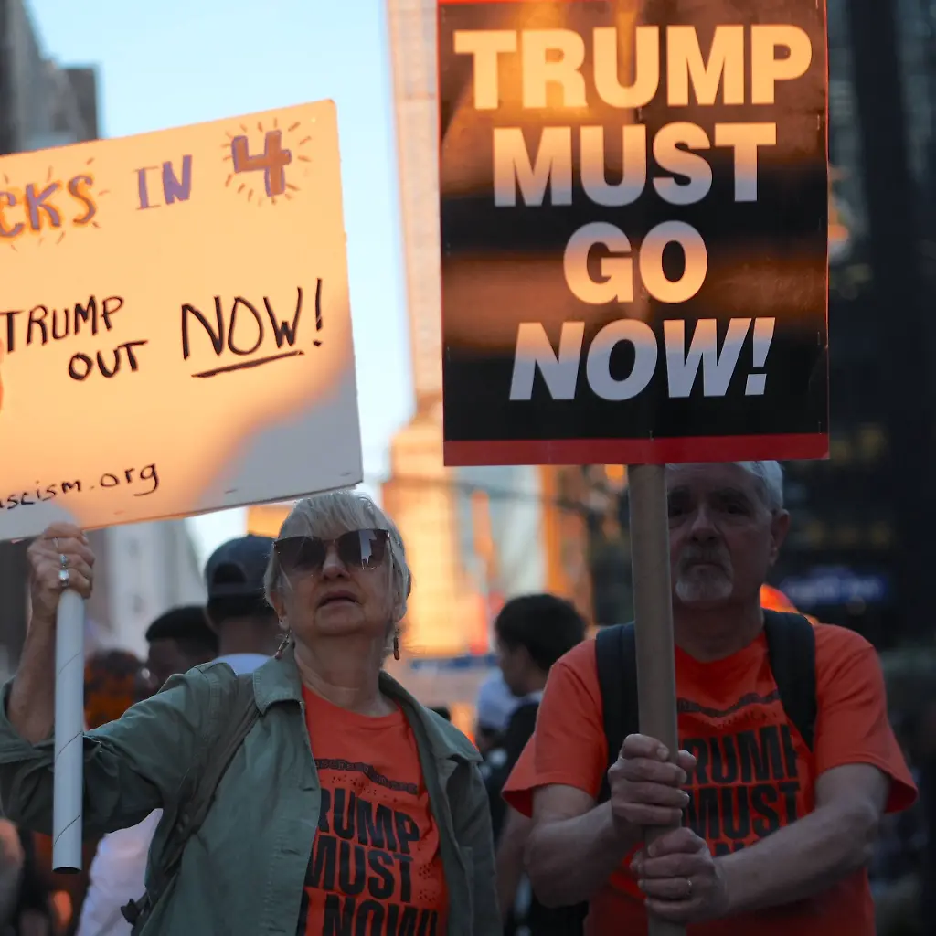 Knicks-fans-flood-Bryant-Park-and-New-York-streets-for-NBA-Basketball-Herren-USA-Finals-Game-3-NEW-YORK-UNITED-STATES-JUNE-8-Members-of-the-New-York-City-based-grassroots-activist-organization-Rise-and-Resist-stage-a-protest-against-U-S-President-Donald-Trump-outside-Madison-Square-Garden-during-Game-3-of-the-NBA-Finals-between-the-New-York-Knicks-and-the-San-Antonio-Spurs-in-New-York-City-United-States-on-June-8-2026-Selcuk-Acar-Anadolu-New-York-United-States-Editorial-use-only-Please-get-in-touch-for-any-other-usage