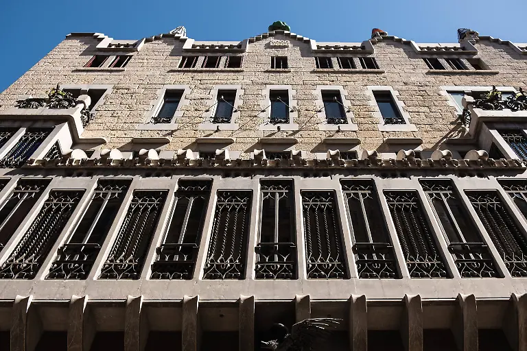 Palau-Gueell-Stadtpalais-von-Gaudi-in-der-Altstadt-von-Barcelona-Spanien-Barcelona-Katalonien-Spanien-Palau-Gueell-city-palace-by-Gaudi-in-the-old-town-of-Barcelona-Spain-Barcelona-Catalonia-Spain