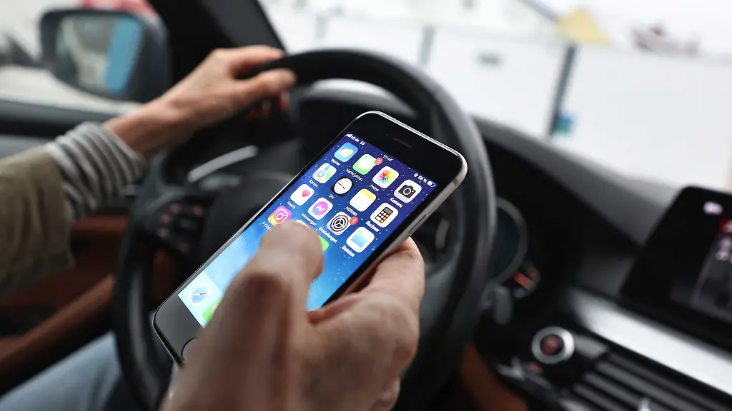 Der-ADAC-zaehlte-in-Berlin-fast-4-Prozent-Handynutzer-beim-Autofahren