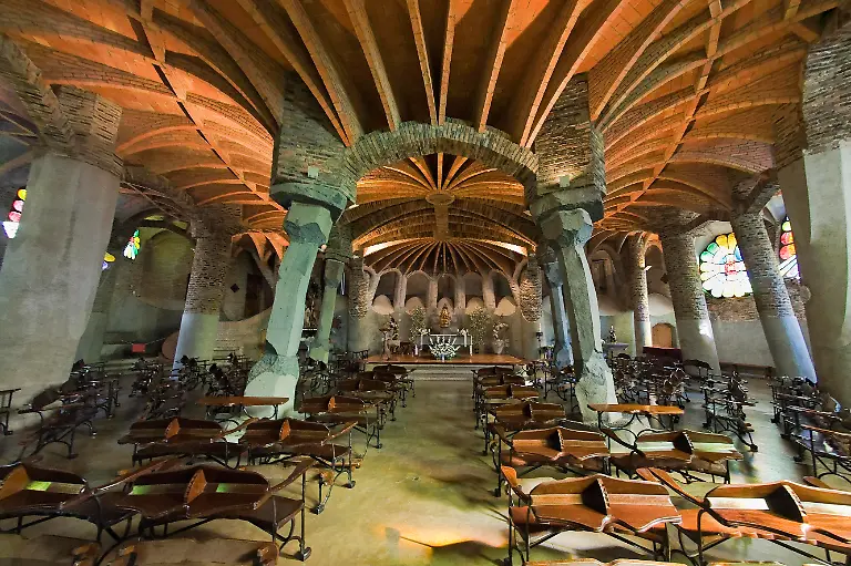 Unfertige-Kirche-von-Colonia-Gueell-Krypta-Innenansicht-Unesco-Weltkulturerbe-Antonio-Gaudi-Architekt-Santa-Coloma-de-Cervello-Barcelona-Katalonien-Spanien-Europa