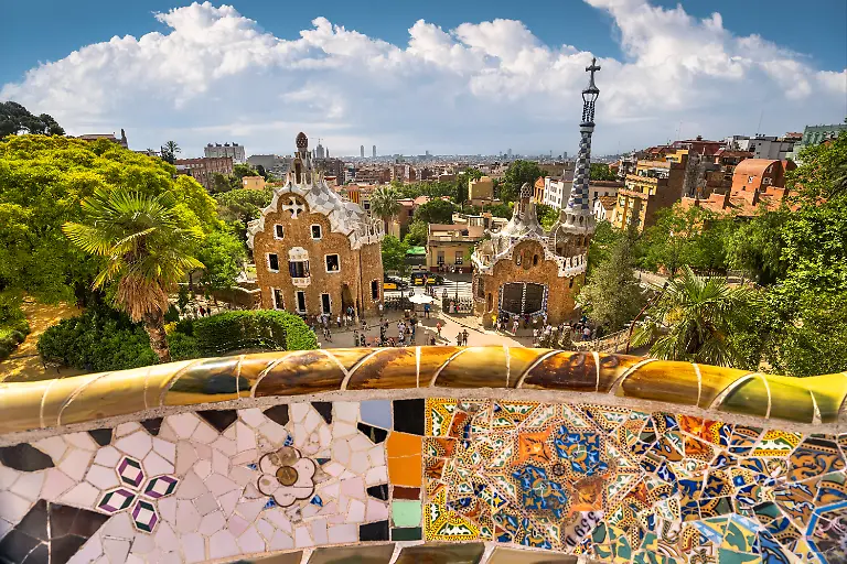 Tourists-crowd-Park-Guell-sculptures-and-museum-Barcelona-Catalonia-Spain-Catalonia-Barcelona-R-KSWG250730D1-1796812-01-EDITORIAL-USE-ONLY