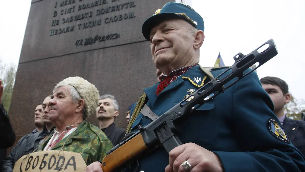 Bildnummer-58592191-Datum-15-10-2012-Copyright-imago-ITAR-TASS-ITAR-TASS-KIEV-UKRAINE-OCTOBER-15-2012-A-man-wearing-a-military-uniform-with-a-rifle-attends-a-march-to-celebrate-the-70th-anniversary-of-the-formation-of-the-Ukrainian-Insurgent-Army-UPA-in-downtown-Kiev