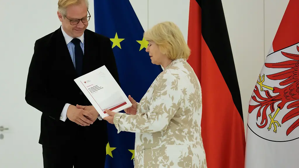 Der-Beauftragte-zur-Bekaempfung-des-Antisemitismus-Andreas-Buettner-uebergibt-den-ersten-Taetigkeitsbericht-an-Landtagspraesidentin-Ulrike-Liedtke
