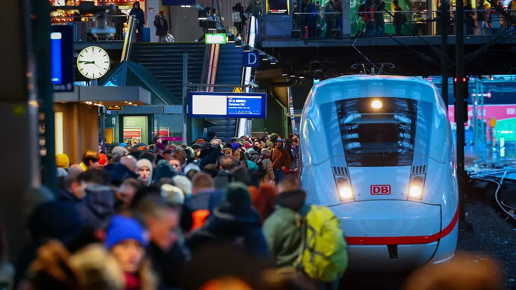 Eine-junge-Frau-hat-einem-Mitarbeiter-der-DB-Security-Rassismus-und-Gewalt-vorgeworfen