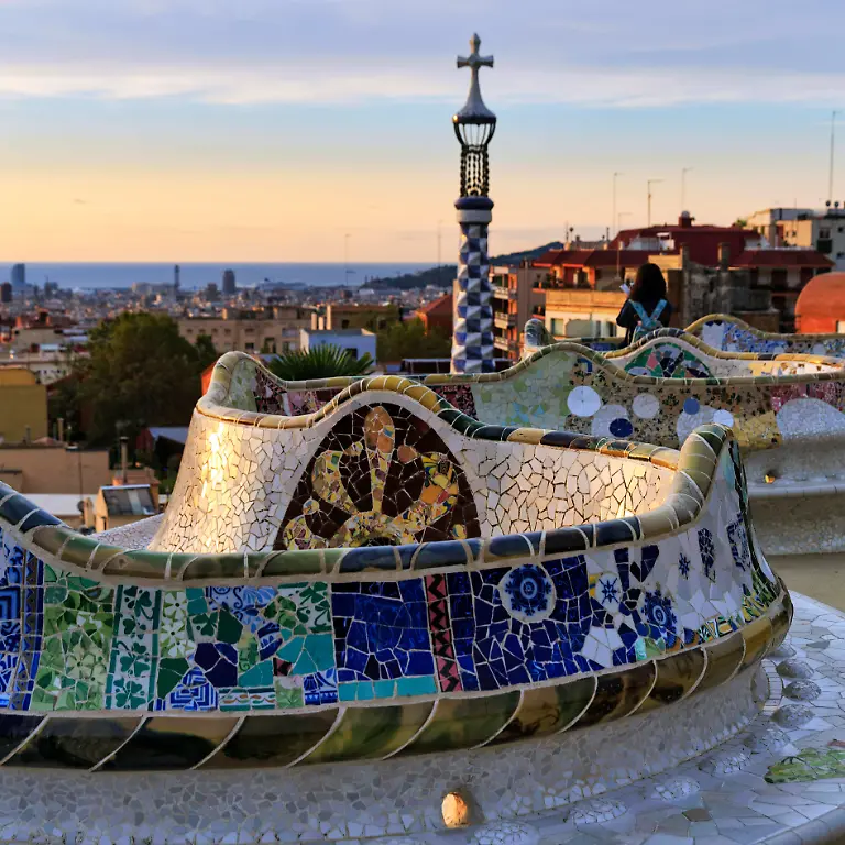 Lange-geschwungene-Bank-Mosaik-aus-Keramik-Trencadis-Aussichtsplattform-bei-Sonnenaufgang-Park-Gueell-Barcelona-SpanienTrencadis-Lange-curved-Bank-Mosaic-from-Ceramics-Trencadis-Viewing-platform-at-Sunrise-Park-Gueell-Barcelona-SpainTrencadis-Copyright-imageBROKER-AngelaxtoxRoxel-iblato10100180