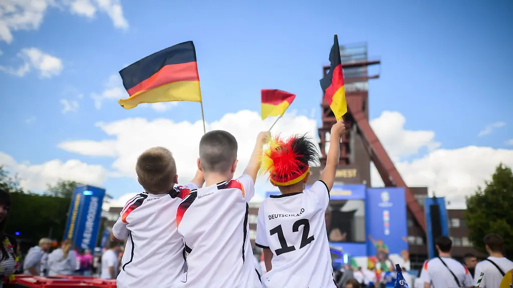 Jubel-bei-der-Fussball-Meisterschaft-aber-auch-das-ganze-restliche-Gefuehlsprogramm-Bei-der-WM-erleben-Kinder-Spannung-Freude-und-Enttaeuschung-oft-geballt-Eltern-koennen-als-Gefuehls-Coaches-helfen