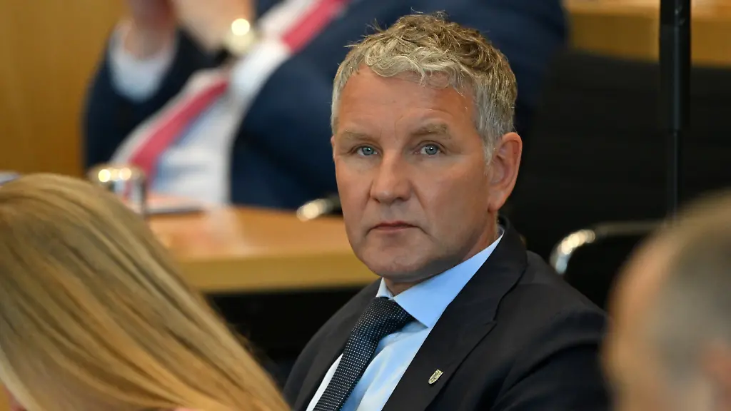 22-05-2026-Thueringen-Erfurt-Bjoern-Hoecke-AfD-Fraktionschef-hoert-eine-Regierungserklaerung-zu-den-Ergebnissen-des-Thueringen-Monitor-waehrend-der-Sitzung-des-Thueringer-Landtags-Der-Thueringen-Monitor-wird-jaehrlich-im-Auftrag-der-Staatskanzlei-von-Wissenschaftlern-der-Universitaet-Jena-erhoben-Sie-untersucht-unter-anderem-die-politischen-Einstellungen-der-Menschen-im-Freistaat-Fuer-die-25-Ausgabe-der-Untersuchung-wurden-mehr-als-3-800-Wahlberechtigte-befragt