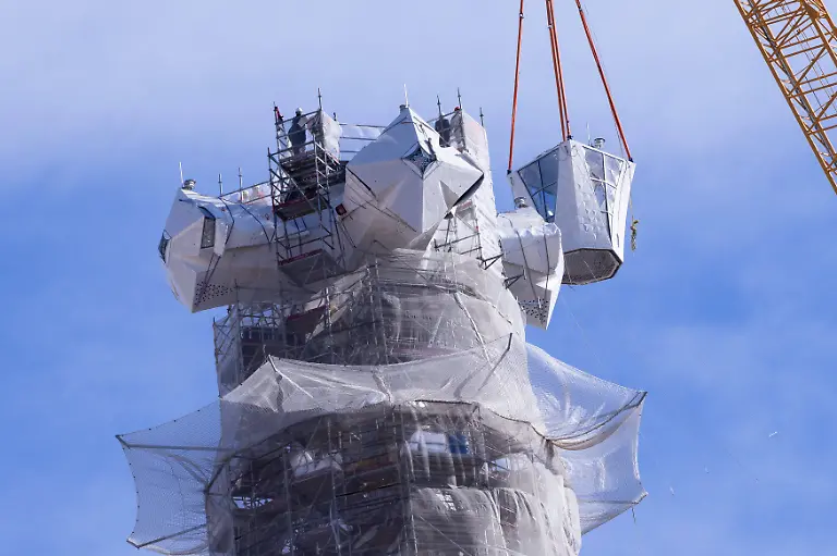 Major-milestone-reached-in-Sagrada-Familia-construction-BARCELONA-SPAIN-FEBRUARY-20-Installation-of-the-upper-arm-of-the-cross-of-the-tower-of-Jesus-Christ-on-20-February-2026-in-Barcelona-Spain-This-Friday-the-upper-arm-of-the-cross-of-the-tower-of-Jesus-Christ-the-last-piece-that-will-complete-this-central-tower-of-the-Sagrada-Familia-will-be-installed-a-milestone-that-the-church-will-broadcast-live-on-its-social-networks-to-share-it-with-the-citizens-of-Barcelona-and-the-international-public-The-cross-will-reach-a-total-height-of-17-metres-and-a-width-of-13-5-metres-and-its-inauguration-is-scheduled-for-10-June-Adria-Puig-Anadolu-Barcelona-Spain-Editorial-use-only-Please-get-in-touch-for-any-other-usage