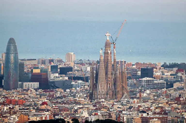 The-Sagrada-Familia-with-the-entire-cross-of-the-Tower-of-Jesus-Christ-uncovered-after-the-bastides-are-removed-for-its-placement-on-February-20-in-Barcelona-Spain-on-March-16-2026