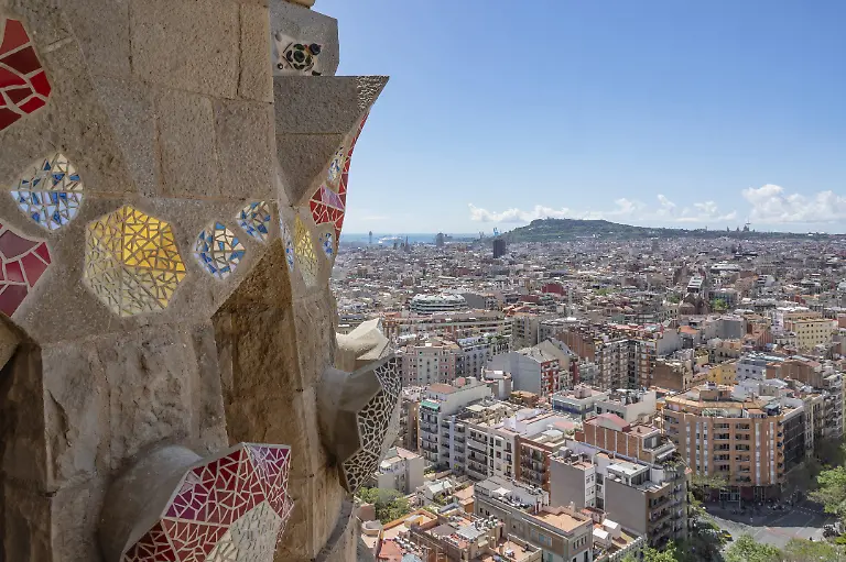 Ausblick-vom-Turm-der-Passionsfassade-der-Welterbe-Kirche-La-Sagrada-Familia-auf-die-Innenstadt-von-Barcelona-und-hin-zum-Hafen-am-Mittelmeer-Barcelona-Catalunya-Spanien-Europa