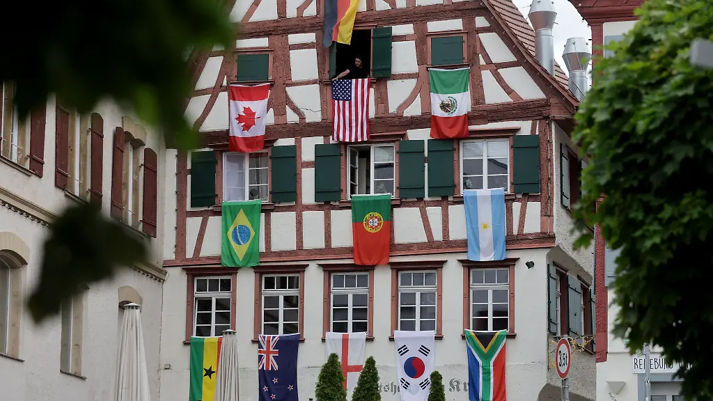Insgesamt-48-Teams-nehmen-an-der-Fussball-WM-teil