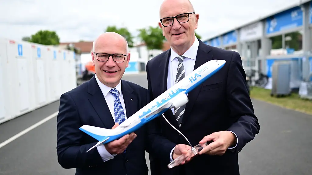 Wegner-l-und-Woidke-auf-der-Internationalen-Luft-und-Raumfahrtausstellung-ILA-am-Rande-des-Flughafens-Berlin-Brandenburg