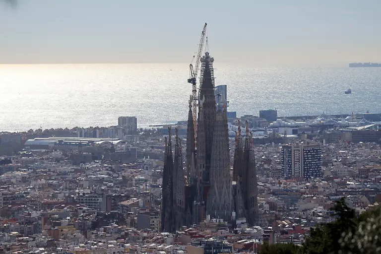 With-the-placement-of-the-upper-arm-of-the-tower-of-Jesus-the-Sagrada-Familia-reaches-a-height-of-172-5-meters-The-final-piece-weighing-over-12-tons-completes-the-cross-which-measures-17-meters-high-and-13-meters-wide-With-the-placement-of-this-piece-the-Antoni-Gaudi-masterpiece-now-the-tallest-church-in-the-world-takes-a-significant-step-towards-its-inauguration-in-June-of-this-year-in-Barcelona-Spain-on-February-20-2026