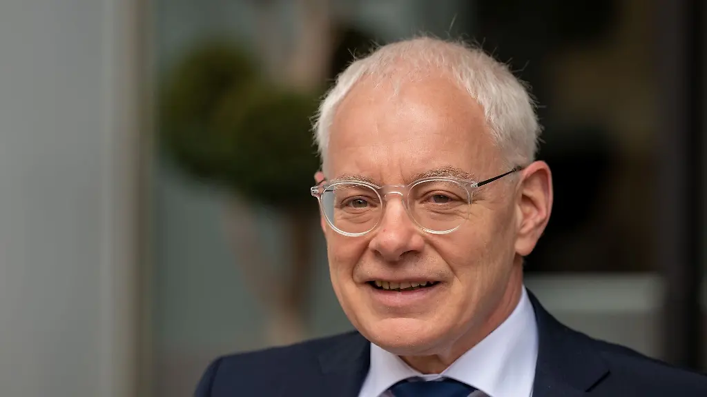 Der-saarlaendische-Wirtschaftsminister-Juergen-Barke-SPD-erwartet-von-der-Bundesregierung-und-der-EU-Kommission-Unterstuetzung-bei-der-Transformation-zu-gruenem-Stahl