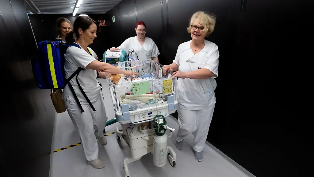Vom-Fruehchen-bis-zum-Palliativpatienten-Alle-kommen-durch-einen-eigens-gebauten-tunnelartigen-Gang-in-das-neue-Klinikgebaeude