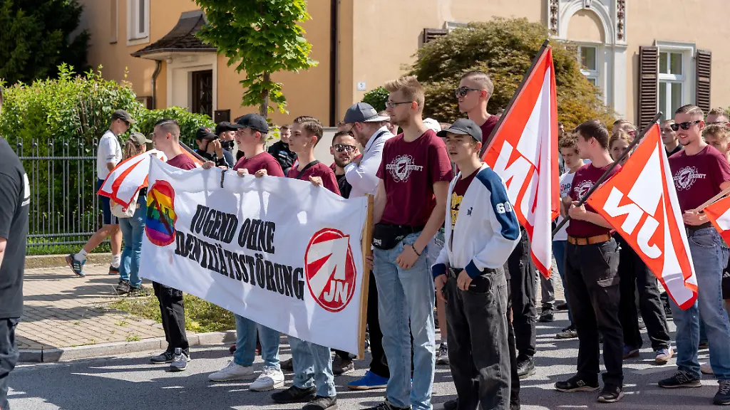 Die-Jungen-Nationalisten-beteiligten-sich-2025-mit-einem-eigenen-Block-an-der-Gegendemonstration-zum-CSD-Bautzen-Sie-waren-damit-Teil-von-etwa-500-Rechtsextremen-und-Neonazis-die-in-der-Stadt-der-Tuerme-Bautzen-gegen-den-dritten-Christopher-Street-Day-protestierten