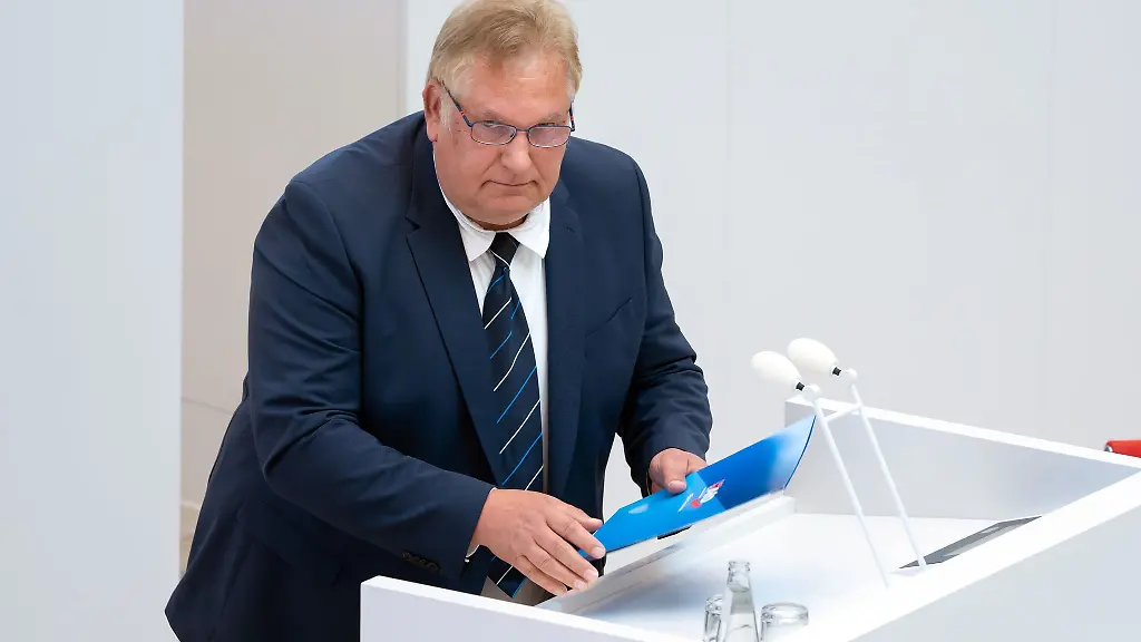 Der-Brandenburger-AfD-Landtagsabgeordnete-Jean-Rene-Adam-war-einem-Pruefbericht-zufolge-inoffiziell-fuer-einen-Bereich-der-Kriminalpolizei-taetig-der-eng-mit-der-Stasi-zusammenarbeitet