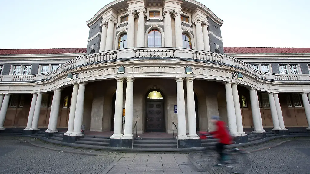 Der-Demonstration-gegen-Kuerzungen-bei-der-Universitaet-Hamburg-soll-am-Donnerstag-um-14-00-Uhr-am-Hauptgebaeude-beginnen