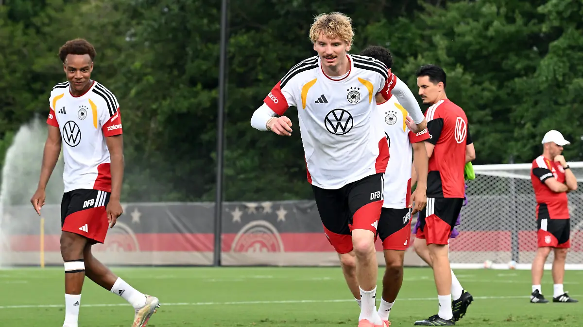 Fussball-Nationalmannschaft-vor-dem-ersten-WM-Spiel-gegen-Curacao-Assan-Ouedraogo-Deutschland-und-Nick-Woltemade-Deutschland-in-Aktion-beim-oeffentlichen-Training-auf-dem-Gelaende-der-Wake-Forest-University