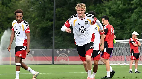 Fussball-Nationalmannschaft-vor-dem-ersten-WM-Spiel-gegen-Curacao-Assan-Ouedraogo-Deutschland-und-Nick-Woltemade-Deutschland-in-Aktion-beim-oeffentlichen-Training-auf-dem-Gelaende-der-Wake-Forest-University