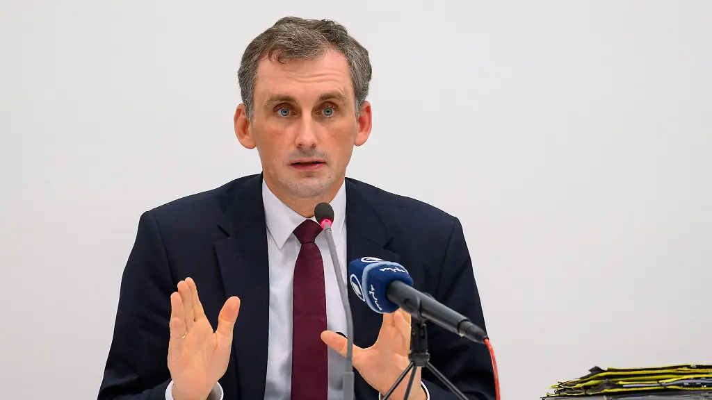Bildungsminister-Jan-Riedel-CDU-spricht-sich-fuer-Wahlforen-an-Schulen-aus