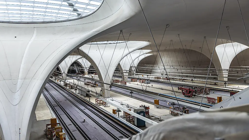 Tage-der-offenen-Baustelle-am-neuen-Hauptbahnhof-Drei-Tage-lang-koennen-sich-Besucher-ueber-das-Milliardenprojekt-Stuttgart-21-informieren-Ausblick-auf-den-Bahnsteig-mit-Gleisen-38-sogenannte-Kelchstuetze-werden-das-Dach-des-neuen-Durchgangsbahnhof-tragen-Bis-Ostermonat-werder-wieder-rund-80000-Besucher-erwartet-Wann-der-neue-Durchgangsbahnhof-oeffnet-ist-weiter-unklar-Der-Termin-wurde-bereits-mehrfach-verschoben