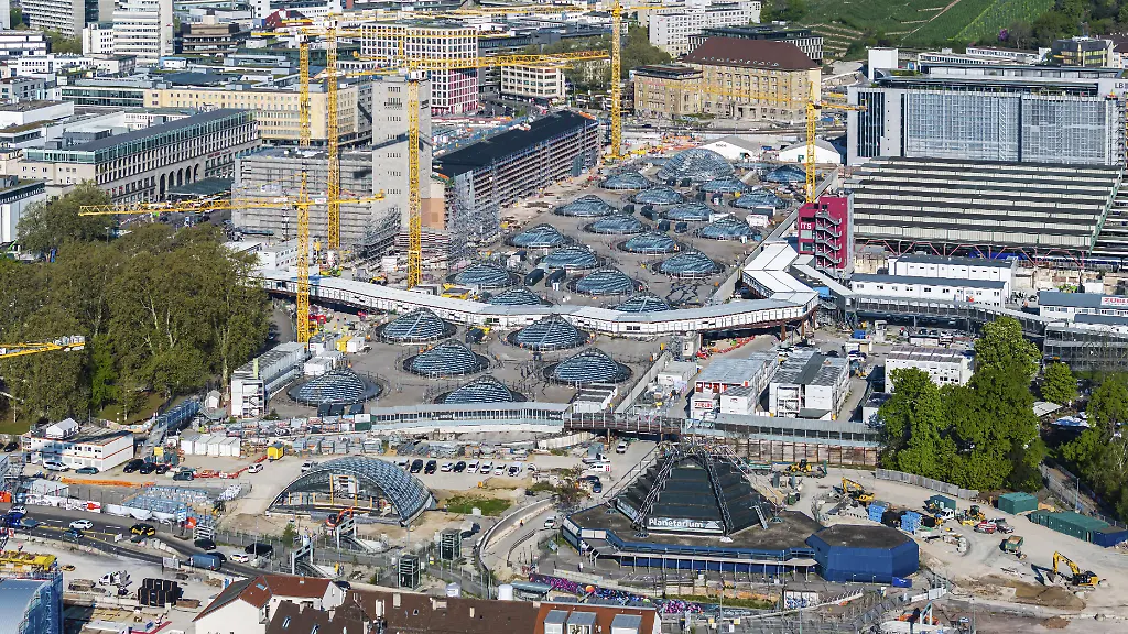 Baustelle-am-Hauptbahnhof-Stuttgart-Das-Projekt-Stuttgart-21-ist-eines-der-groessten-Infrastrukturprojekte-in-Deutschland-Bei-Gesamtkosten-von-rund-zwoelf-Milliarden-Euro-wird-der-Kopfbahnhof-zu-einem-Durchgangsbahnhof-umgebaut-Im-Vordergrund-das-Planetarium
