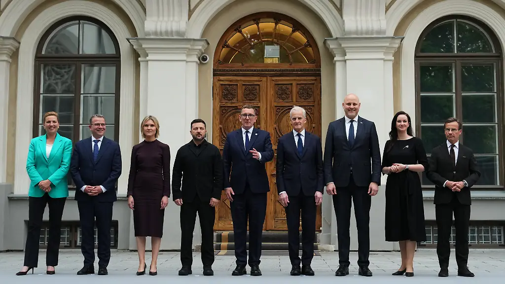 Die-daenische-Ministerpraesidentin-Mette-Frederiksen-l-r-der-finnische-Ministerpraesident-Petteri-Orpo-die-islaendische-Ministerpraesidentin-Kristrun-Mjoll-Frostadottir-der-ukrainische-Praesident-Wolodymyr-Selenskyj-die-estnische-Ministerpraesidentin-Kristen-Michal-der-norwegische-Ministerpraesident-Jonas-Gahr-Store-der-lettische-Ministerpraesident-Andris-Kulbergs-die-litauische-Ministerpraesidentin-Inga-Ruginiene-und-der-schwedische-Ministerpraesident-Ulf-Kristersson-nehmen-an-einem-Treffen-der-nordischen-und-baltischen-Laender-teil