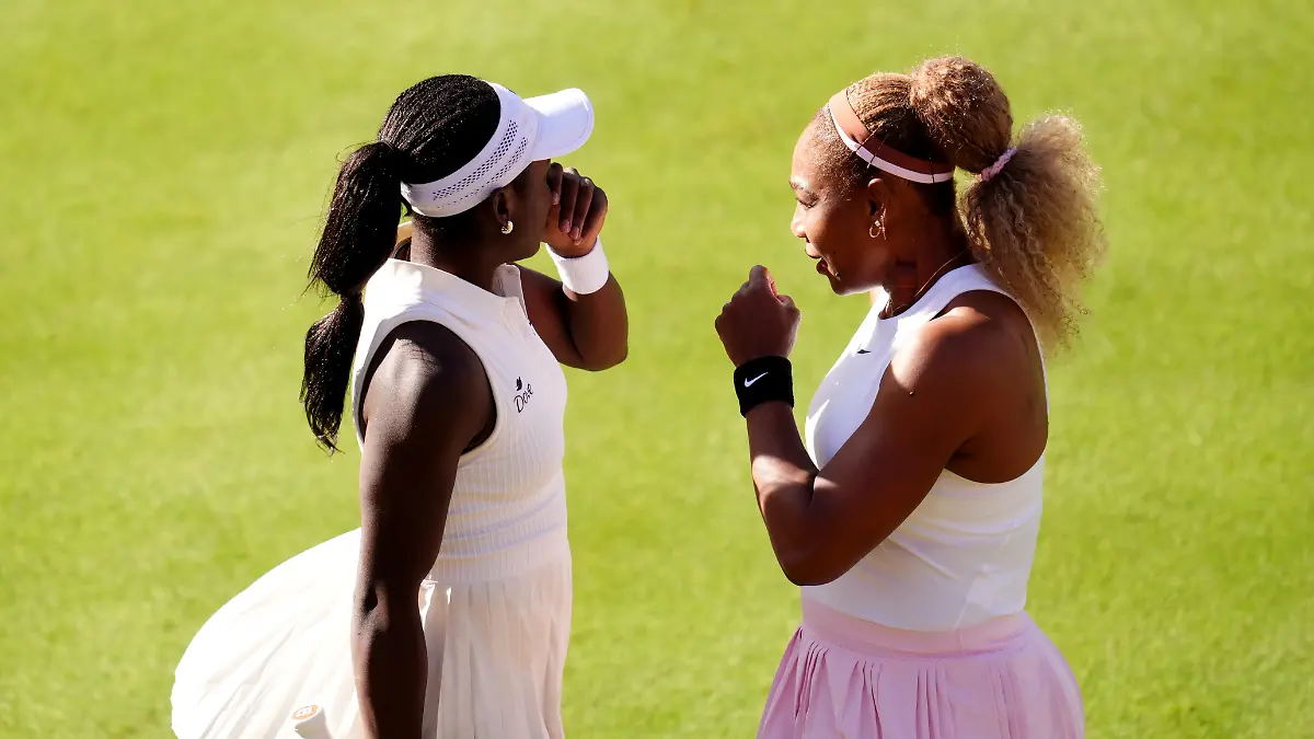 Tennis-WTA-Tour-Doppel-Frauen-1-Runde-Serena-Williams-r-aus-den-Vereinigten-Staaten-und-Victoria-Mboko-aus-Kanada-sprechen-miteinander-waehrend-des-Matchs-gegen-Melichar-Martinez-aus-den-Vereinigten-Staaten-und-Routliffe-aus-Neuseeland
