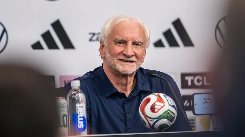 Sportdirektor-Rudi-Voeller-bei-der-ersten-Pressekonferenz-an-der-Wake-Forest-University-GES-Fussball-Pressekonferenz-der-deutschen-Fussball-Nationalmannschaft-in-Winston-Salem-09-06